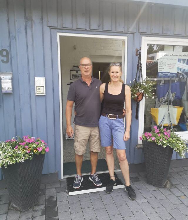 Wir vor dem B&uuml;ro